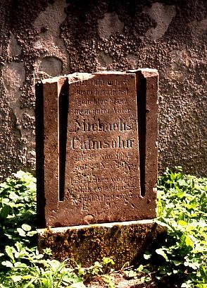 Grabstein aus der Zeit um 1910 mit deutlichen Spuren der Zerstrung von 1938