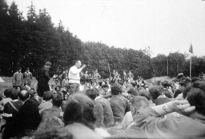 Hermann Gradnauer als Redner mit Wanderbluse bei einer Versammlung des Kibbuz