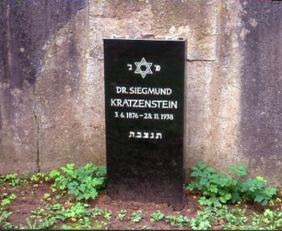 Im Jahre 2006 wurde Dr. Kratzenstein im Beisein seines in den USA lebenden Sohnes auf dem jüdischen Friedhof in der Scharnhorststraße dieser Grabstein gesetzt.